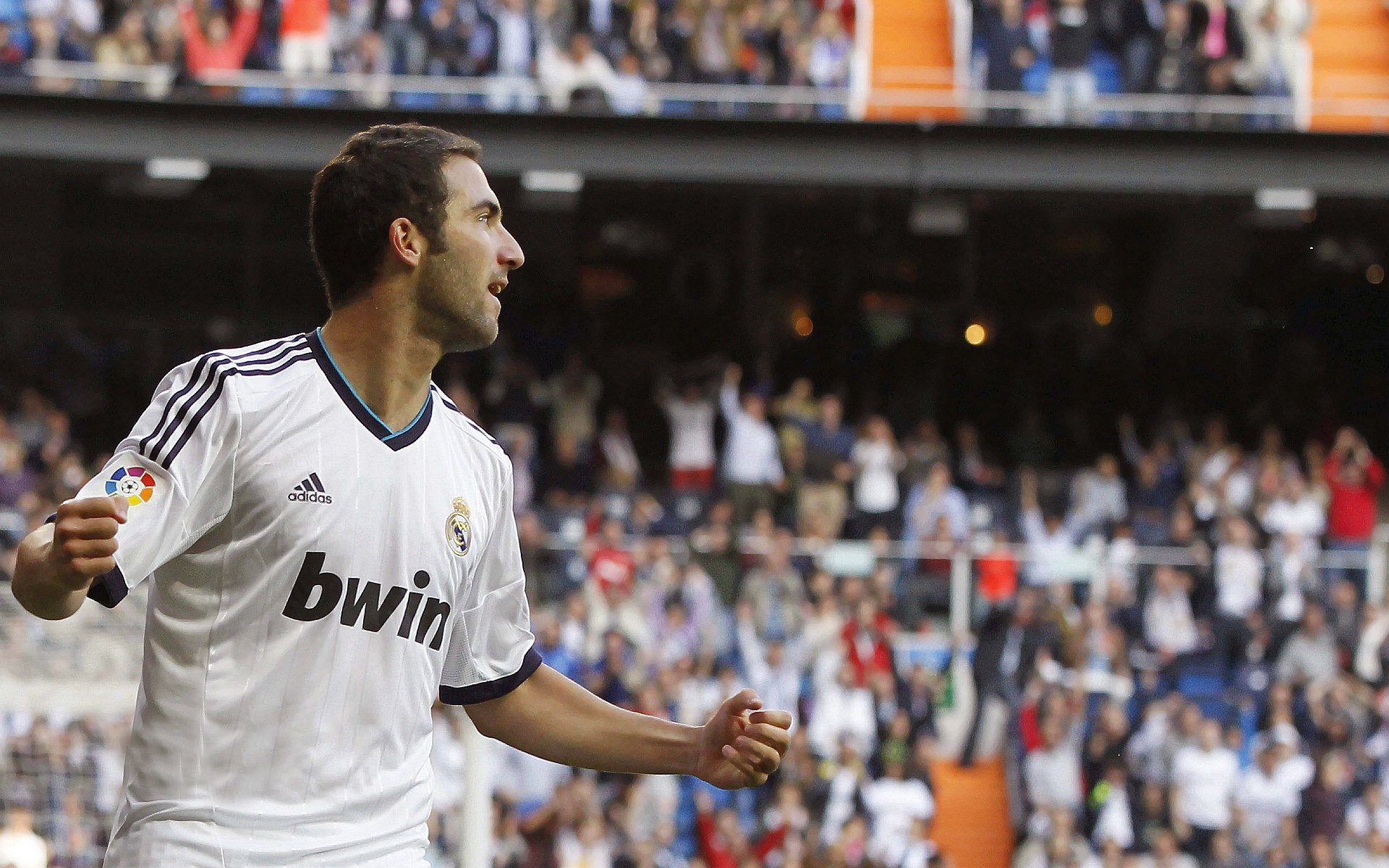 -瑞士球员用滑雪动作过人，解说员笑出声，瑞士滑雪的基本概况